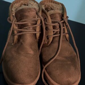 Woman’s brown Ugg boots size 5